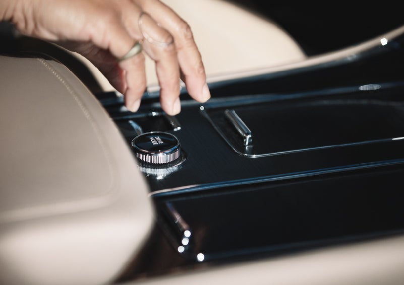 A hand reaching for the Lincoln Drive Modes knob of a 2024 Lincoln Aviator® SUV | Mark Ficken Lincoln in Charlotte NC